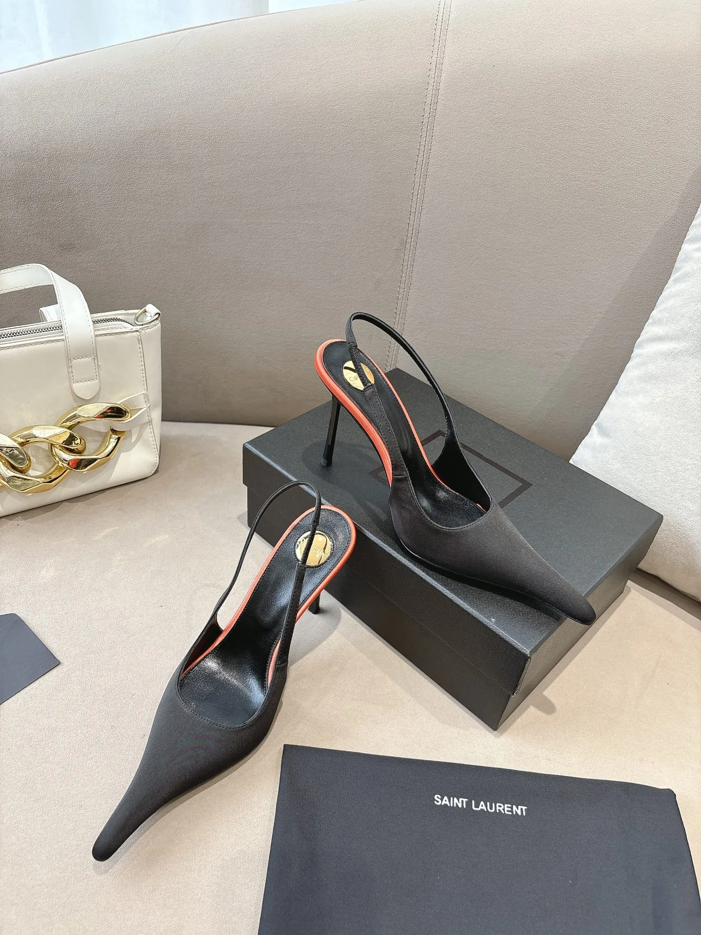 👟👟Ex-factory price 600👟👟 Saint Laurent ysl 25ss/autumn and winter ready-to-wear series catwalk style high heels. The toe and contrasting color design make the final effect quite impressive. Different colors also look good. Straight and curved heels are optional. Only YSL understands women’s hearts best and does not accept refutation. It is a super invincible feminine artifact, a must-have for women (z-brand full-body customization, own molded hardware accessories, perfect consistency) ✔ Upper: imported cow patent leather ✔ Inner lining: imported 🐑 goat leather ✔ Sole: imported genuine leather outsole ✔ Heel height: 10.5cm ✔ Size: 36-39 (40, 41, 42 can be customized and cannot be returned or exchanged) (Full set of packaging)